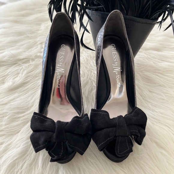 Marciano Bow Pumps, size 5.5 - Picture 4 of 8